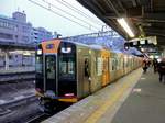 Hanshin Konzern, die Expresszüge mit Kasten aus rostfreiem Stahl: Hanshin-Zug 1203 (Serie 1200) ist auf den Gleisen des Kintetsu-Konzerns von Nara her gekommen und wird nun den langen