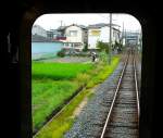 Die Mizuma-Bahn: Diese Bahn am ussersten Rand des Grossraums Osaka fhrt durch eine Landschaft, die aus einem Gemisch von letzten Bauernhfen, kleinen Siedlungshusern und Wohnblcken besteht.