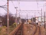 Nishitetsu-Konzern, Kaizuka-Linie (1067mm-Spur): Heute endet die Strecke hier; die weiteren 10 km existieren nicht mehr. In der Station Nishitetsu Shingû wartet der alte Zug 315/365 noch auf die Weiterfahrt nach Tsuyazaki. 16.März 2007. 