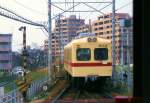 Nishitetsu-Konzern, Kaizuka-Linie (1067mm-Spur): Der bald nach dieser Aufnahme abgebrochene alte Zug 313/363 von 1952 fährt in die Station Wajiro ein. 16.März 2007. 