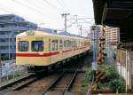 Nishitetsu-Konzern, Kaizuka-Linie (1067mm-Spur): Der alte Zug 315/365 bei der Ausfahrt aus Wajiro, östlich der Grossstadt Fukuoka. 16.März 2007. 