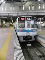 Odakyū Series 1000 EMU im Bahnhof von Odawara vor der Abfahrt als Express in Richtung Tokyo Shinjuku.