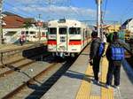 Sanyô-Konzern: Stationsatmosphäre in Ôshio mit Lokalzug 3058 (westseitiger Endwagen 3634), 22.März 2014.