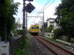 Tokyo S-Bahn, Feinverteilerbahnen :Seibu-Konzern.Ein Zug des Typs Seibu 101; 1969-1976 gebaut, vom Grundtyp entstanden 50 4-Wagen-Züge und 13 6-Wagen-Züge. Hier ist Zug 221/222 in der Nähe von Tokyo-Musashi Sakai, 31.August 2008.

