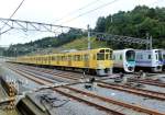 Züge des Seibu-Konzerns: Drei Züge in der Abstellanlage Musashigaoka; vorn der gelbe Zug 2073 aus der Serie 2000 (1977-1992 gebaut; heute vorhandene Serie 2000-Züge sind 26