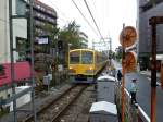Mitten durch die Häuser kommt ein Seibu-Zug auf der typischen kurzen Linie von Kokubunji nach Hagiyama (4,6 km). Gefahren wird mit dreitürigen Zügen Serie 101 (gebaut 1969-1982; heute sind noch 10 Vierwagenzüge vorhanden). Im Bild Zug 262 in Kokubunji, 22.Oktober 2011.  