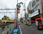 Der Seibu-Konzern ist mit dem Leben der Menschen im Nordwesten von Tokyo eng verbunden, da seine Linien mitten durch ihren Alltag führen. Im kleinen Restaurant kann man sich mit Freunden treffen oder sich erholen; währenddessen fährt Zug 9006 vorbei. Hibarigaoka, 11.Oktober 2011. Die 8 Zehnwagenzüge der Serie 9000 wurden 1993-1999 mit Bestandteilen von Abbruchfahrzeugen erstellt und sind die letzten noch von Seibu selber gebauten Fahrzeuge.  