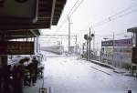 Züge des Seibu-Konzerns im heftigen Schneefall: Nach dem Eintreffen dieses Zuges in Tamagawa Jôsui an der 14,3 km langen Haijima-Linie brach die Stromversorgung zusammen und alles blieb stehen. 23.März 1986. Der Zug wird geführt vom Zweiwagenzug 503, zwei nachträglich motorisierte Steuerwagen der Serie 700.  