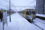 Züge des Seibu-Konzerns: Ab und zu schneit es auch in Tokyo heftig. Im Bild steht Zug 731 (Serie 700) in Tokyo-Kodaira, 23.März 1986. Die Serie 700 waren für ihre Zeit sehr bequeme und moderne Züge, besonders im Vergleich zur Staatsbahn. Baujahre 1963-1967, 48 Vierwagenzüge. Seit der Ausmusterung bei Seibu fahren viele von ihnen noch auf ländlichen Privatbahnen.    