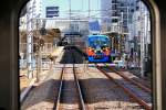 Seibu-Konzern: Die Innenstadt von Tokyo mit dem grossen Umsteigebahnhof Ikebukuro ist fast erreicht, da begegnet der lustig bemalte Achtwagenzug 3011 unterwegs zum Seibu-Baseballstadion.