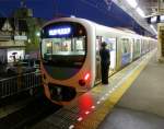 Seibu Konzern, Serie 30000: Diese Züge mit dem Namen  Smile Train  werden seit 2008 gebaut; es gibt zur Zeit 2 Zehnwagen-, 15 Achtwagen- und 6 Zweiwagenzüge (Ergänzungsmodule). Zug 38102 in Kodaira (der achte Wagen ist 38802), 29.Oktober 2013. 