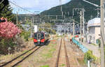 Die Shinano Bahn: In der fr�hlingshaften Landschaft kreuzt Triebzug S201 bei Naka Karuizawa, 8.Mai 2023 