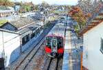 Die Shinano Bahn: Triebzug S305 in herbstlicher Landschaft in Shinano Oiwake, 7.November 2024 