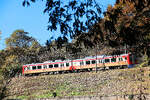 Die Shinano Bahn: Ein moderner Triebzug (S201) im Abstieg von Shinano Oiwake nach Miyota. 7.November 2024 - Das Rollmaterial der Shinano-Bahn bestand zuerst aus Triebz�gen der Baujahre 1977-1981, welche die JR auf dieser Strecke nicht mehr brauchte;  ...