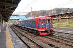 Die Shinano-Bahn (II): Der alte Triebzug der Serie 115 (ehemals Staatsbahn, dann JR) S10 wartet an der Grenzstation zur Praefektur Niigata in My�k� K�gen.