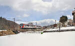 Die Shinano-Bahn (II): Der neue Triebzug der Shinano-Bahn S307 auf dem My�k� Hochplateau im Abstieg von Kurohime. 18.M�rz 2024  
