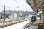 Die Shinano-Bahn (II): In einer bleichen und nebligen Landschaft f�hrt Zug S303 in die menschenleere Station Kurohime ein.