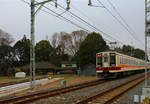 Für seinen Regionalverkehr weit ausserhalb von Tokyo benutzt der Tôbu-Konzern gern die Zweiwagenzüge Serie 6100, wie hier Zug 6155 in den Bauernhäusern von Niregi. Das Bild musste vom Bahnübergang aufgenommen werden; deshalb der nicht ganz ideale Aufnahmewinkel. 30.März 2019 