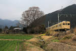 Der historische S-Bahnzug 8111 des Tôbu-Konzerns weit im Norden von Tokyo in den Bergen bei Kanuma.