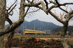 Der historische S-Bahnzug 8111 des Tôbu-Konzerns weit im Norden von Tokyo in den Bergen bei Kita Kanuma.