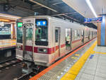 Tobu Skytree Line Zug 11656 nach Oshiage Skytree in der Station Kita-Senju, 23.04.2024.