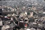 Blick auf Tokyo-Ikebukuro. Gerade fährt ein weisser Tôbu-Zug vorbei. 17.Juli 1979. 