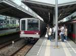 Tôbu-Konzern Serie 2xxxx / Tokyo Metro Hibiya-Linie: Zug 21810 des Tôbu-Konzerns wartet im Westen von Tokyo an der Anfangsstation der U-Bahn Hibiya-Linie auf seine Fahrt unter Tokyo