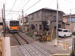 Tôbu-Konzern Serie 5xxxx: Obwohl hier etwa alle 2 Minuten ein Zug durchfährt ist es erstaunlich, wie nah an die Bahnlinie die Häuser hier in der Mitte von Tokyo gebaut sind. Gerade fährt Zug 50004 in Tokyo-Kita Ikebukuro ein, 24.Juni 2011.
