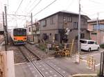 Tbu-Konzern Serie 5xxxx: Obwohl hier etwa alle 2 Minuten ein Zug durchfhrt ist es erstaunlich, wie nah an die Bahnlinie die Huser hier in der Mitte von Tokyo gebaut sind.