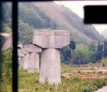 Yagan- und Aizu-Bahnen (Sdabschnitt): 20 Jahre lang lagen die Brckenpfeiler und Tunnels der Yagan-Bahn im Dornrschenschlaf, nachdem der Bau der Bahn (1966 begonnen) gestoppt worden war. Bild aus einem Busfenster zwischen Shin Fujiwara und Kawaji Onsen, 29.Mai 1977. 