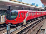 Metro Tokyo Zug 2127 auf der Marunouchi Line nach Ikebukuro in der Station Yotsuya, 27.04.2024.