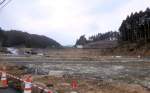 Kesennuma-Linie, Bahnhof Utatsu: Vom gesamten Bahnhofsareal mit seinen vielfältigen Gebäuden ist nichts mehr zu sehen, ebensowenig wie von der ganzen, einst dicht bebauten Ortschaft.