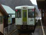 Triebwagen KIHA 110-125 am heutigen Endpunkt der Kesennuma-Linie in Yanaizu.