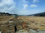 Ôfunato-Linie, Küstenstrecke: Die Station Otomo heute. Gerade werden die Geleise entfernt, um durch die zerstörte und versumpfte Landschaft eine Bus-Spur zu errichten. 20.Februar 2013. 