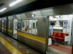 Nagoya U-Bahn. Higashiyama Linie (1435mm Spur, Strom ab 3.Schiene, erbaut 1957-1982). Ein Zug des Typs 5050 (erbaut 1992-2000) ist an der Endstation Takabata angekommen und wird sofort gereinigt. 25.März 2007. 