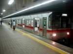 Nagoya U-Bahn: Sakura-dôri Linie (1989-1994 gebaut). Diese Linie unterquert Nagoya Richtung Ost/Südosten. Züge Serie 6000 (1067mm-Spur, Strom ab Fahrdraht, bis jetzt 14,9km lang): Es gibt 20 5-Wagenzüge; weitere ähnliche werden zur Zeit für die Streckenverlängerung gebaut. Bild: Zug Nr. 7 (mit Endwagen 6807) an der Endstation Nakamura Kuyakusho. 25.März 2007. 