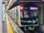 Metro Osaka Zug 32953 auf der Chuo Line nach Gakken-Nara-Tomigaoka in der Station Cosmosquare, 01.05.2024.