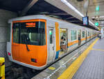Metro Osaka Zug 7122 auf der Chuo Line nach Gakken-Nara-Tomigaoka in der Station Cosmosquare, 01.05.2024.