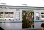 Serie 103-1000(JR)/ Tokyo Metro Chiyoda-Linie: Ein Zug, der über die Chiyoda-U-Bahnlinie Tokyo unterqueren wird. In Shin Matsudo, noch　ziemlich weit draussen im Norden von Tokyo, ist der Wagen ganz schön voll; es werden aber noch viel mehr Fahrgäste einsteigen. 5.Juli 1979. JÔBAN-LINIE