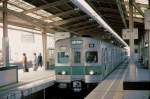 Tokyo Metro Chiyoda-Linie, Serie 5000: Einige Züge dieser 1964-1981 gebauten Serie (insgesamt 428 Wagen) waren bis 1981 der Chiyoda-Linie zugeteilt. Seither befahren noch 2 3-Wagenzüge dieser Serie die 2,1km lange Zweigstrecke von Ayase zum Betriebswerk der Chiyoda-Linie. Im Bild Endwagen 5045 in Ayase, 31.Januar 1980. 