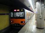 Tbu-Konzern Serie 5xxxx / Tokyo Metro Hanzmon-Linie: Ein Zug des Tbu-Konzerns als Kurszug auf der U-Bahn in Aoyama Itchme. Am Ende der U-Bahnlinie wird er auf seinem eigenen Tbu-Netz weit nach Norden aufs Land hinausfahren. Zug 50061 (westseitiger Endwagen 51061), 4.Juli 2010. 


