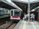Tbu-Konzern Serie 2xxxx / Tokyo Metro Hibiya-Linie: Zug 21810 des Tbu-Konzerns wartet im Westen von Tokyo an der Anfangsstation der U-Bahn Hibiya-Linie auf seine Fahrt unter Tokyo hindurch; er wird