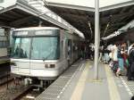 Grunddaten zur Tokyo Metro: Seit 2004 gehört die Tokyo Metro zu den grossen japanischen Privatbahnen; zuvor hiess sie  Betreibergesellschaft für Schnellverbindungen durch die Hauptstadt . Tokyo Metro hat 9 U-Bahnstrecken (1435mm- und 1067mm-Spur) von insgesamt 195,1 km Länge. Die meisten Linien führen über die Endpunkte hinaus weiter auf andere Bahnen, deren Züge im Naturalausgleich auch die Metro befahren. Die 9 Linien heissen: Ginza-Linie, Marunouchi-Linie, Hibiya-Linie, Tôzai-Linie, Chiyoda-Linie, Yûrakuchô-Linie, Hanzômon-Linie, Namboku-Linie, Fukutoshin-Linie. Bild: Ein Zug (Nr. 03 109) der Hibiya-Linie am Endpunkt Tokyo-Naka Meguro, 3.Juli 2010.  