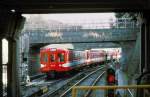 Marunouchi-Linie, Tokyo Metro, Standard-Serien 400 bis 900: Endwagen 800, dahinter Wagen 435, in Myôgadani, 27.Dezember 1979.