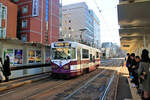 Die Strassenbahn von Hakodate (Japan, Süd-Hokkaidô): Wagen 8101 beim Bahnhof.