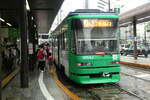 Hiroshima Electric Railway (Straßenbahn) -Route 2 von Hiroshima Bahnhof nach Miyajimaguchi mit die Serie 3950 Nr.3954, am 12.08.2021, Haltestelle Hiroshima Bahnhof.