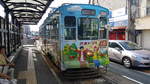 Kumamoto City Tram Typ 1350 Wagen 1355 an der Endhaltestelle Kengunmachi, 24.08.2016   Der Wagen trägt hier Werbung der Toyota Niederlassung Kumamoto.