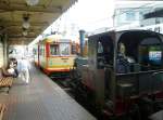 Matsuyama Strassenbahn, die Bocchan-Zge: Lok 1 wartet hinter Wagen 55 auf die Abfahrt aus Dgo Onsen, 18.September 2009.