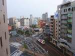 Tokyo Strassenbahn: Wagen 7007 an einem regnerischen Morgen bei tsuka im Norden der Innenstadt von Tokyo.