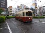 Tokyo Strassenbahn: 9001, einer der beiden Wagen der Serie 9001/2 in nostalgischer Aufmachung (Baujahr 2007/8), legt sich fr die Einfahrt in die Haltestelle tsuka in die Kurve. 23.Juni 2011.